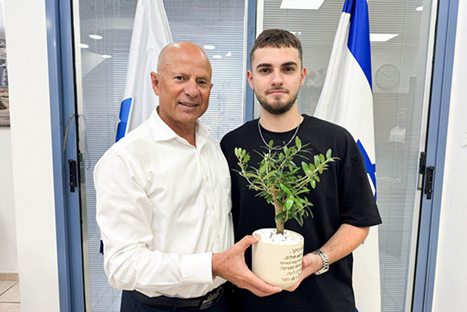 עפולה: החייל רפאל גדז'ייב שנפצע קשה בפיגוע בצומת התישבי ביקר בלשכתו של ראש העיר